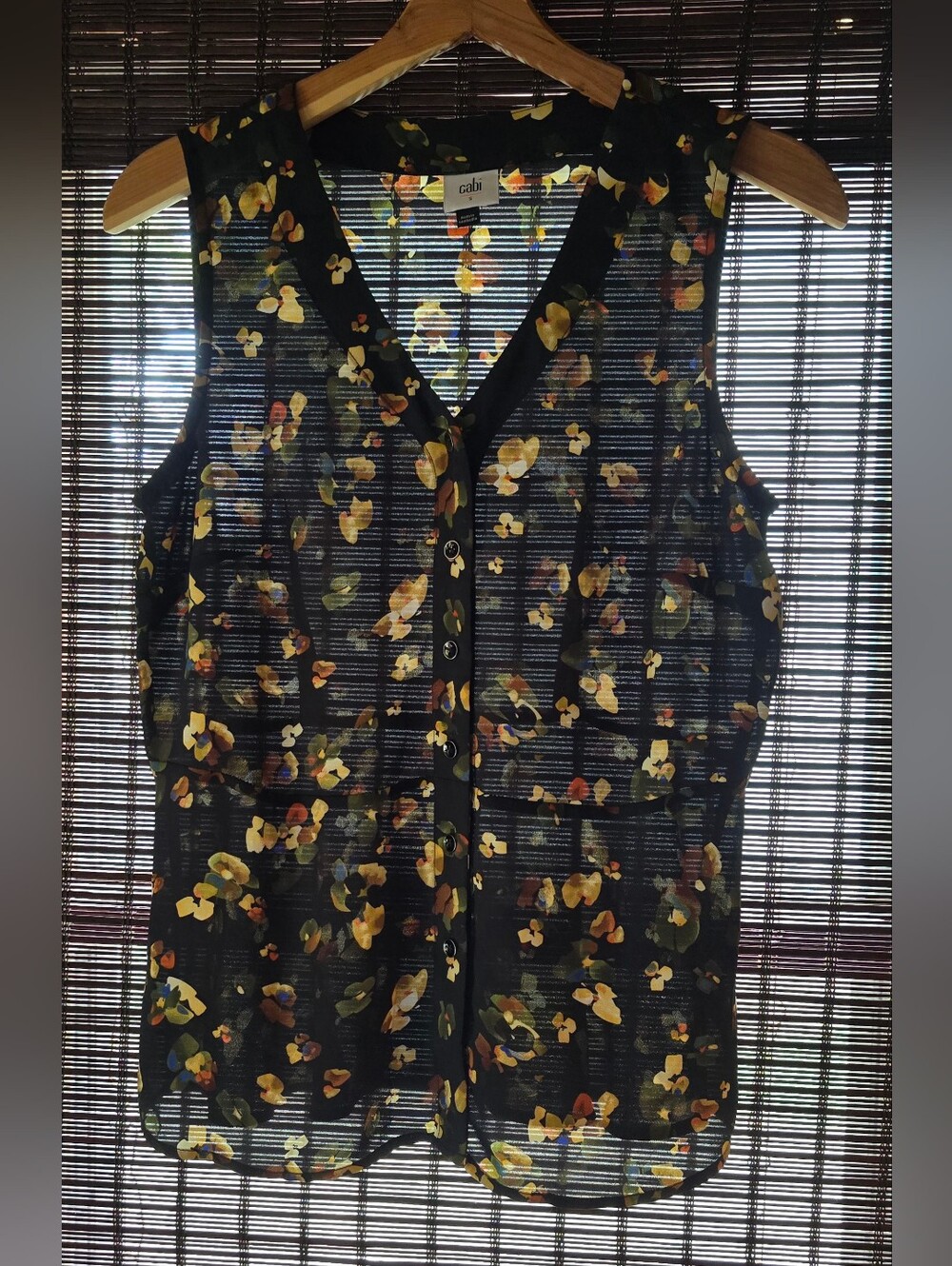 Cabi Women's Small Sleeveless Blouse, Button Down VNeck, Black w Floral Print